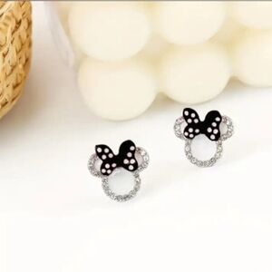 Minnie Mouse earrings with Rhinstone.